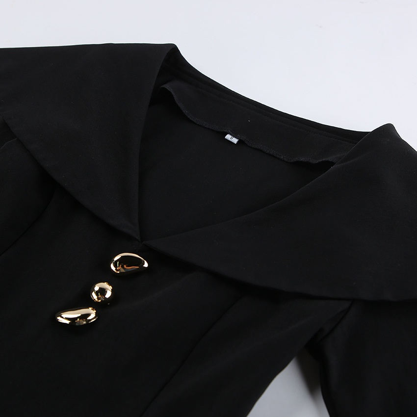 Completo due pezzi da donna composto da top nero a maniche svasate e pantaloni.