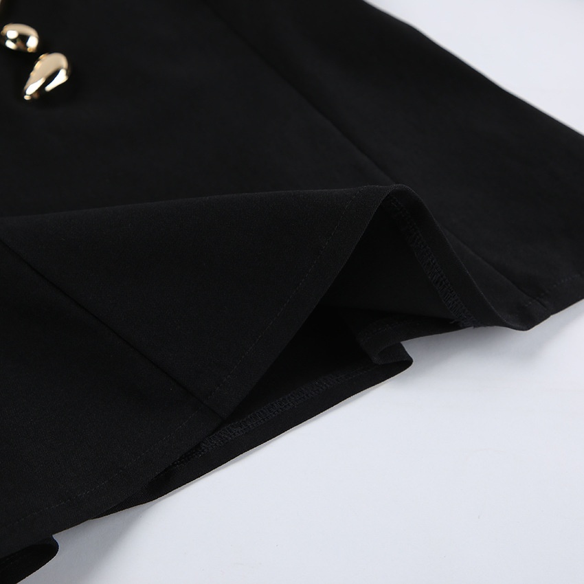 Completo due pezzi da donna composto da top nero a maniche svasate e pantaloni.