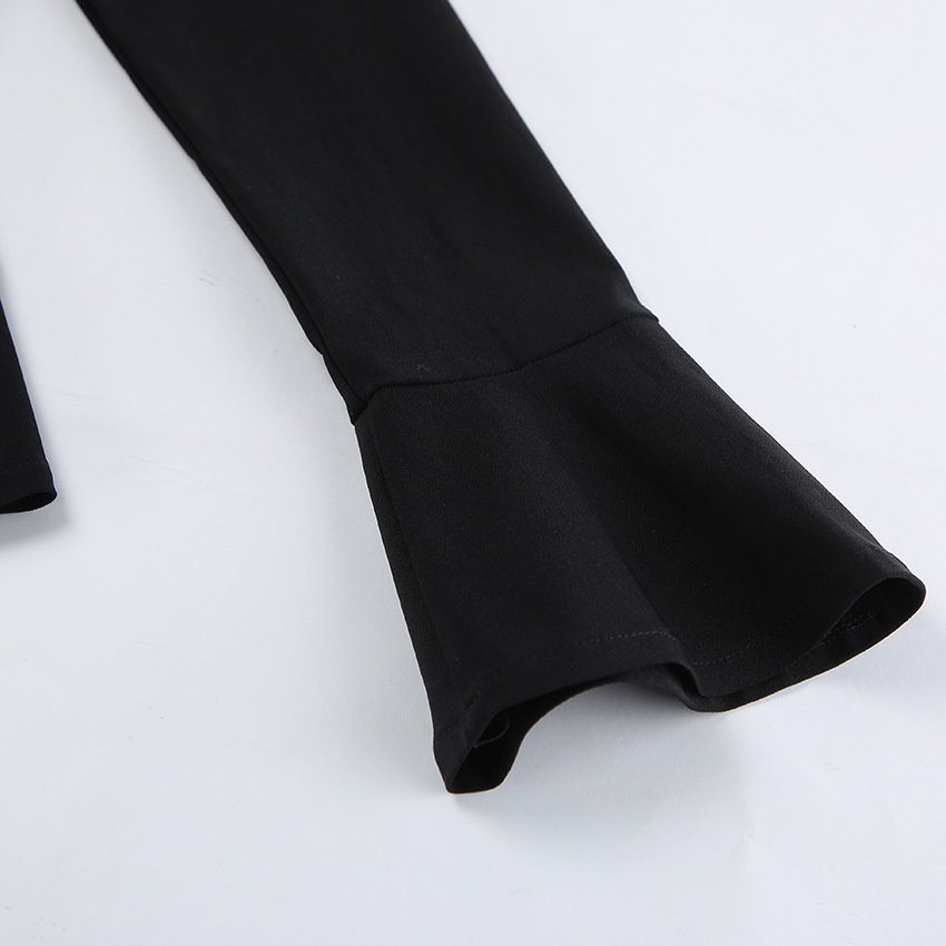 Completo due pezzi da donna composto da top nero a maniche svasate e pantaloni.