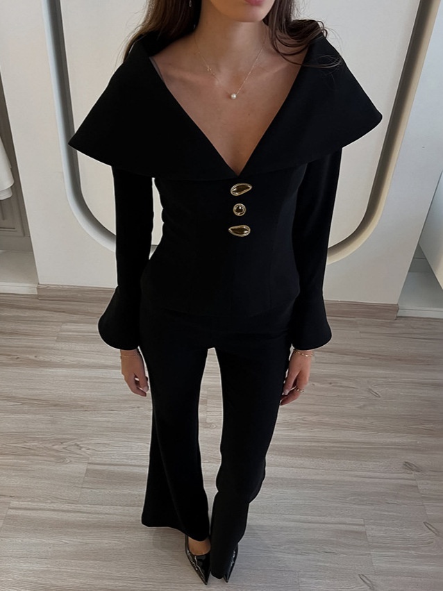Completo due pezzi da donna composto da top nero a maniche svasate e pantaloni.