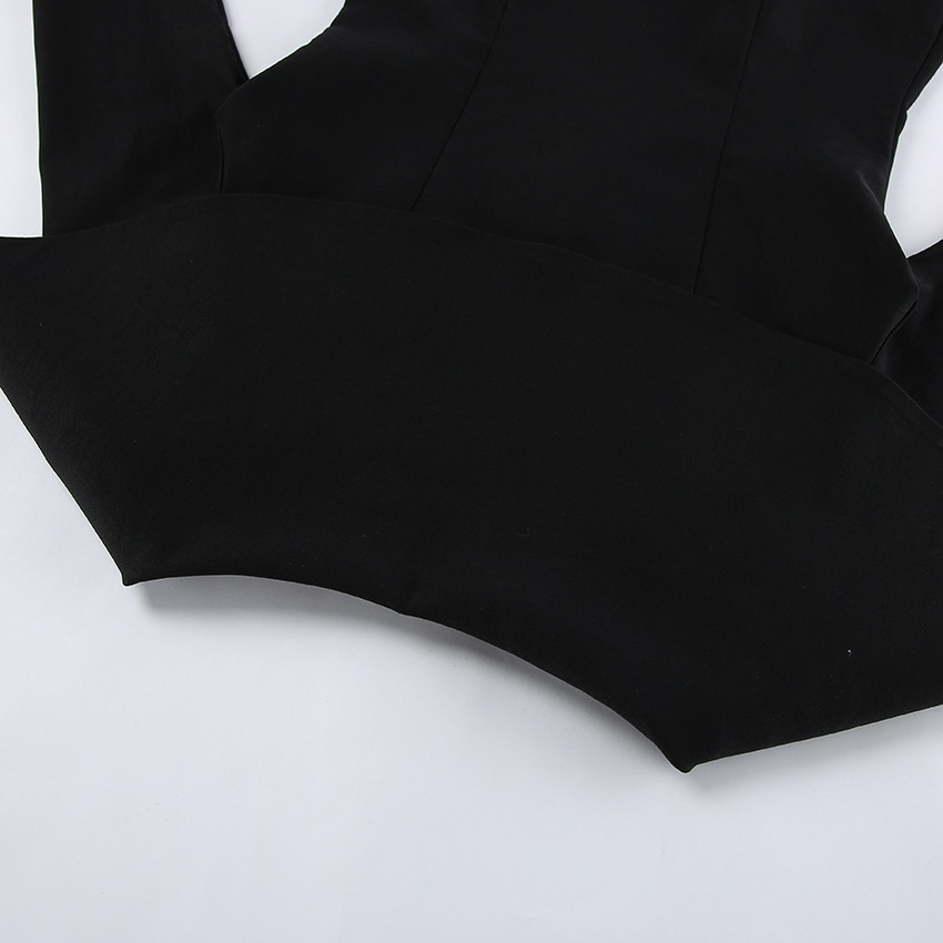 Completo due pezzi da donna composto da top nero a maniche svasate e pantaloni.