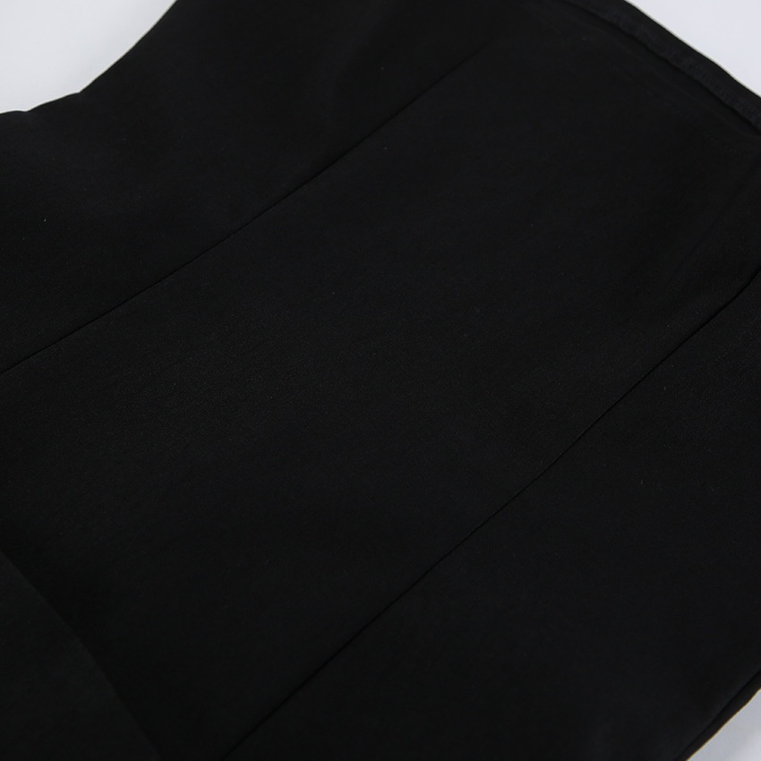 Completo due pezzi da donna composto da top nero a maniche svasate e pantaloni.