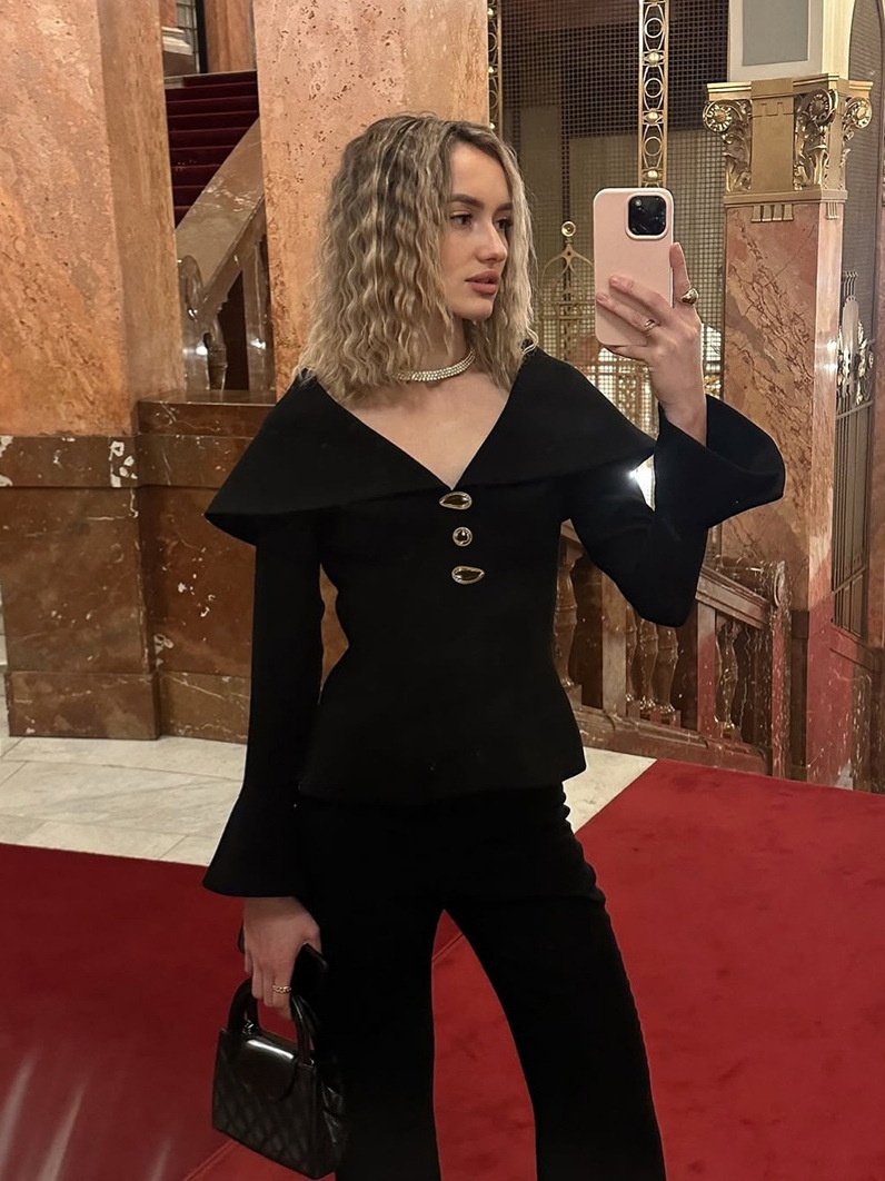 Completo due pezzi da donna composto da top nero a maniche svasate e pantaloni.