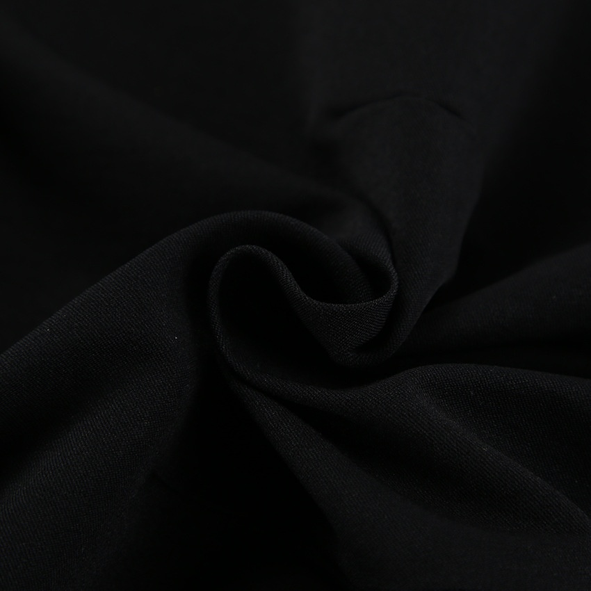 Completo due pezzi da donna composto da top nero a maniche svasate e pantaloni.