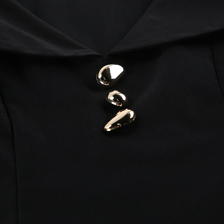 Completo due pezzi da donna composto da top nero a maniche svasate e pantaloni.