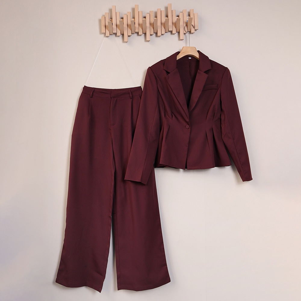 Completo da donna composto da blazer aderente e pantaloni a gamba larga color marrone scuro.
