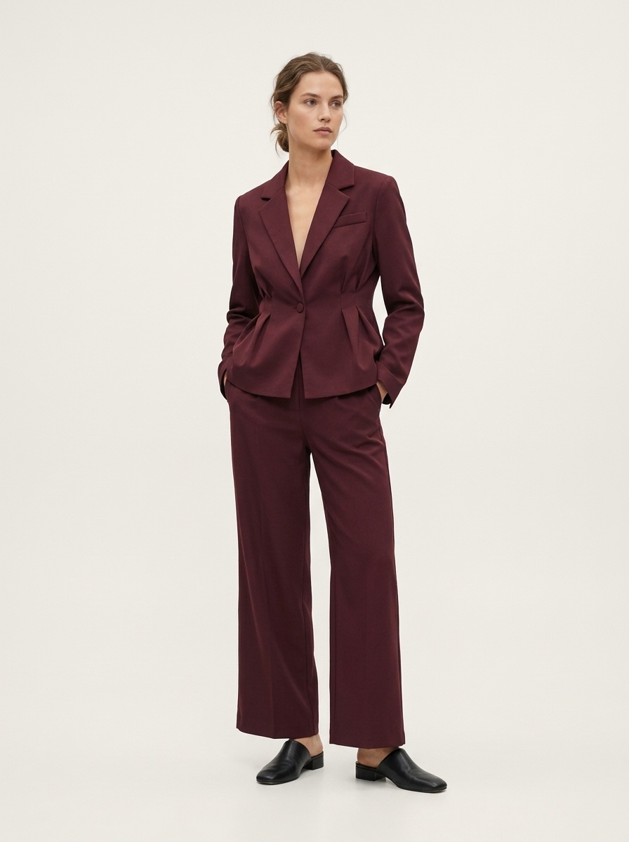 Completo da donna composto da blazer aderente e pantaloni a gamba larga color marrone scuro.