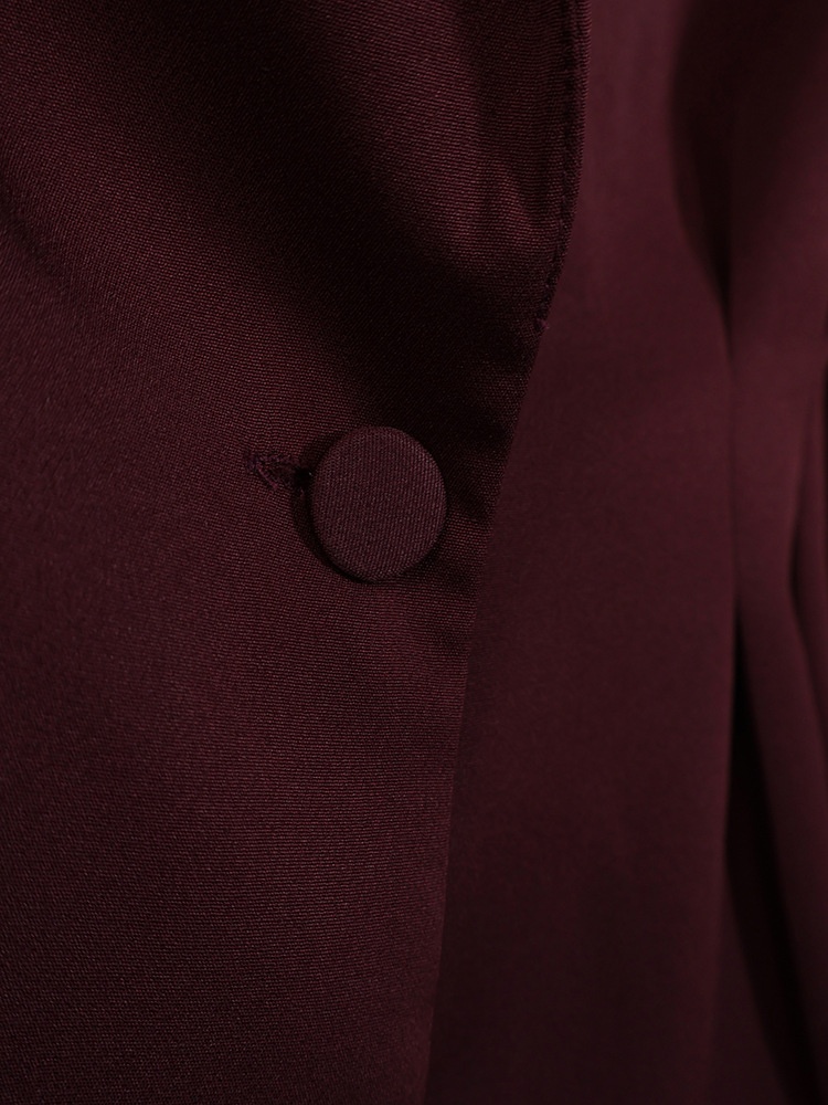 Completo da donna composto da blazer aderente e pantaloni a gamba larga color marrone scuro.