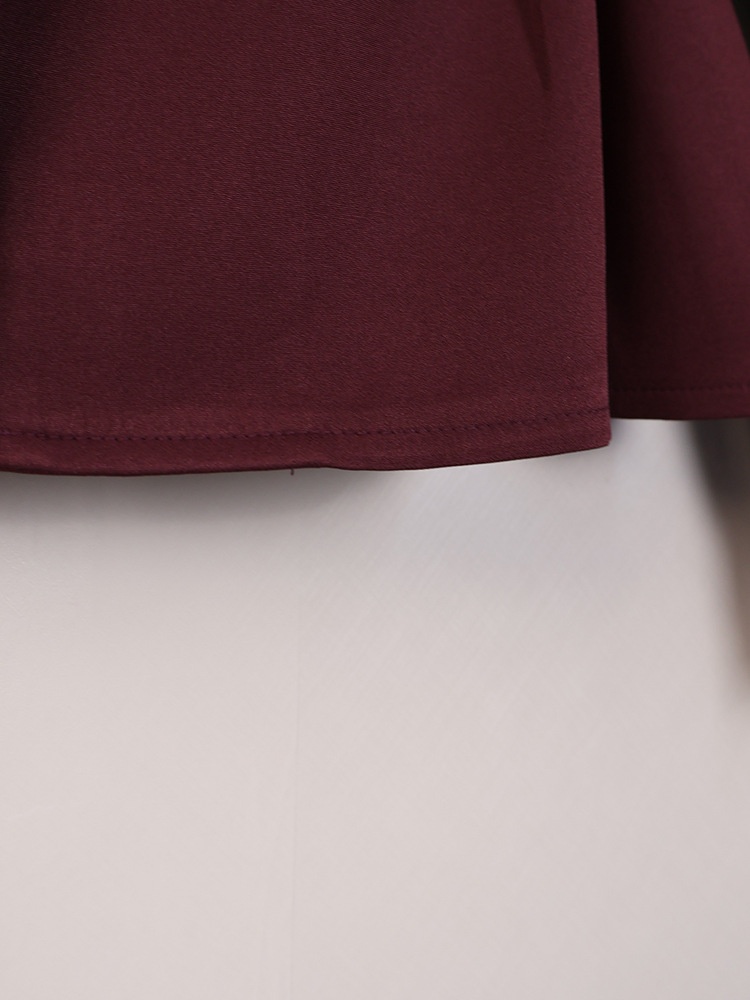Completo da donna composto da blazer aderente e pantaloni a gamba larga color marrone scuro.