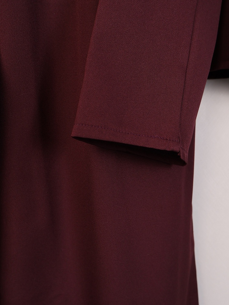 Completo da donna composto da blazer aderente e pantaloni a gamba larga color marrone scuro.
