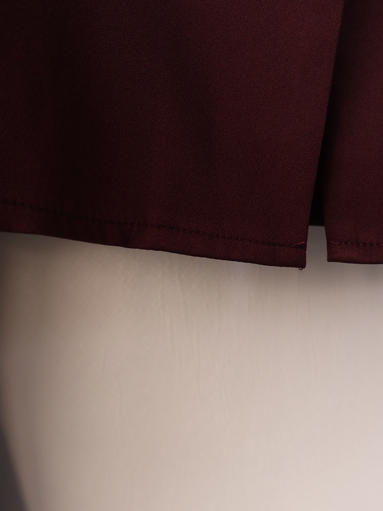 Completo da donna composto da blazer aderente e pantaloni a gamba larga color marrone scuro.