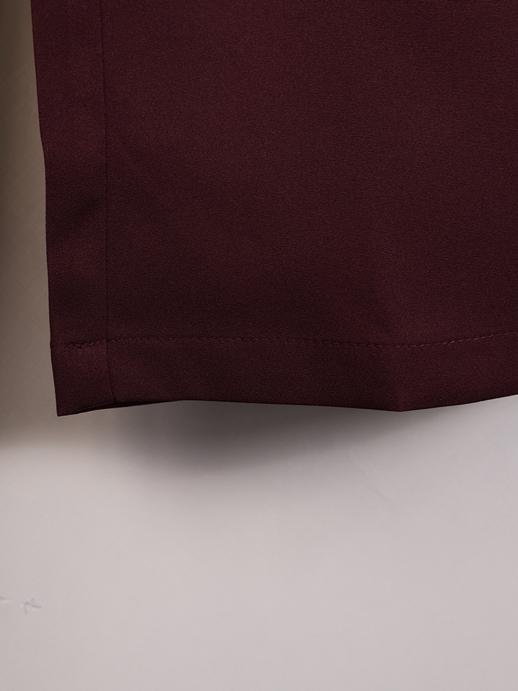 Completo da donna composto da blazer aderente e pantaloni a gamba larga color marrone scuro.