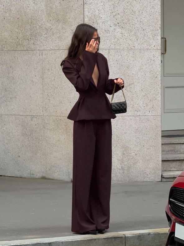 Completo da donna composto da blazer aderente e pantaloni a gamba larga color marrone scuro.
