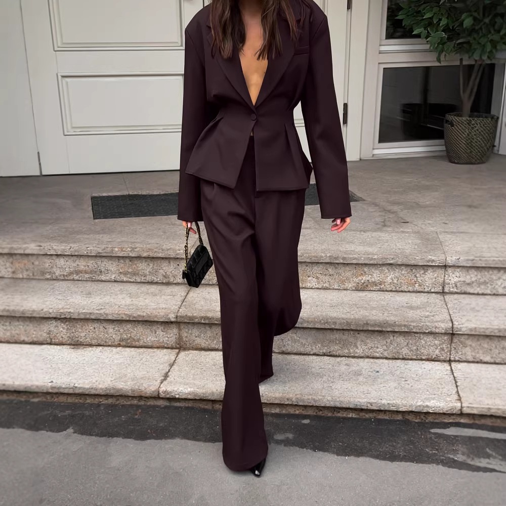 Completo da donna composto da blazer aderente e pantaloni a gamba larga color marrone scuro.