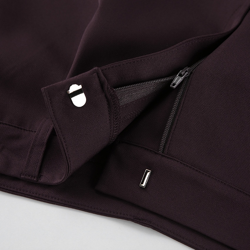 Completo da donna composto da blazer aderente e pantaloni a gamba larga color marrone scuro.