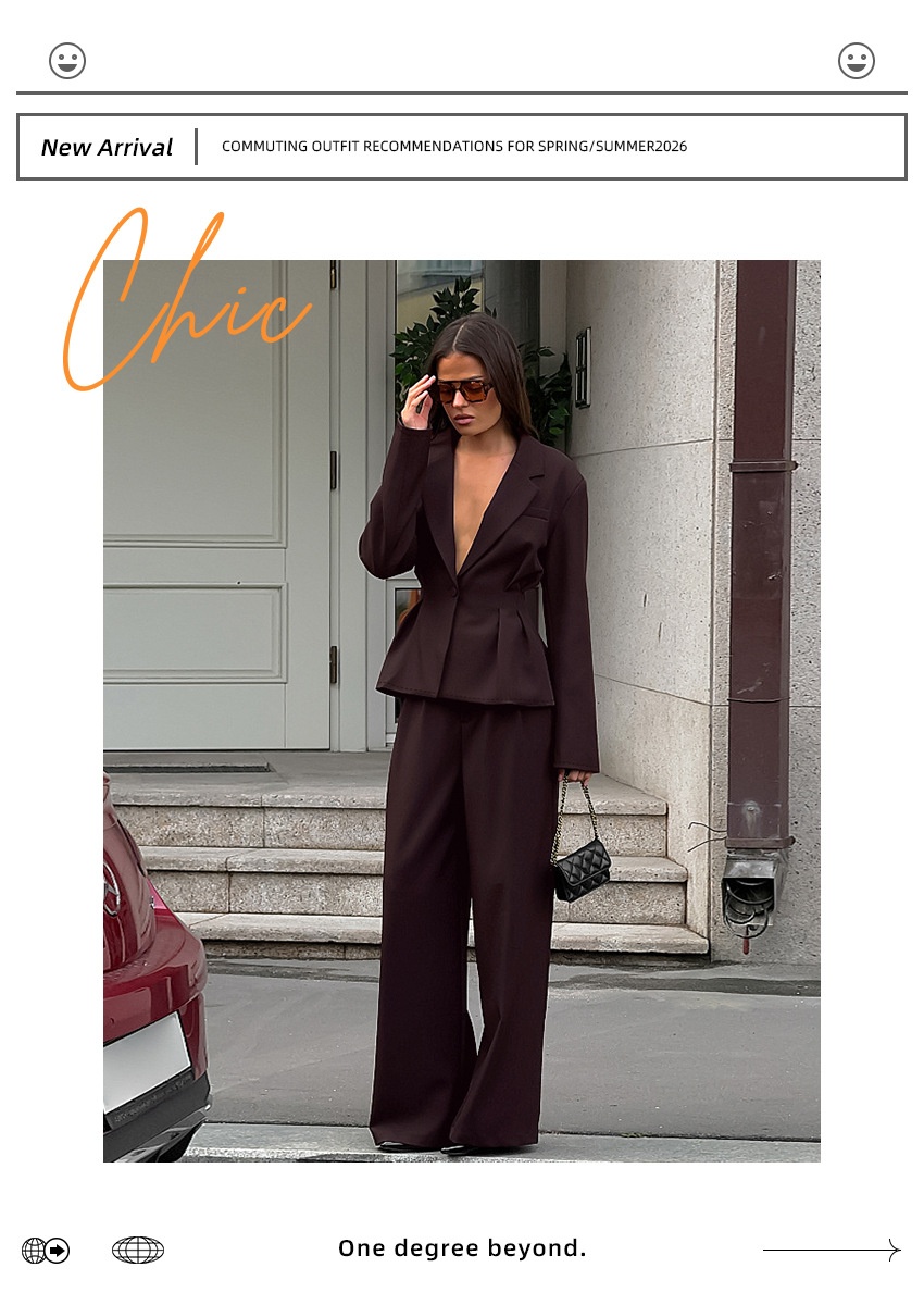 Completo da donna composto da blazer aderente e pantaloni a gamba larga color marrone scuro.