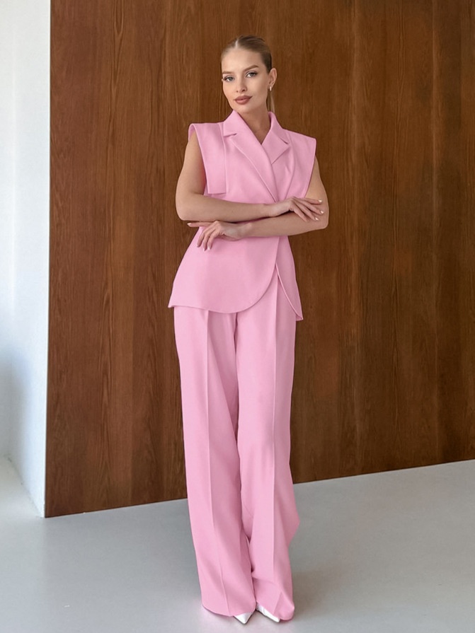 Completo da donna rosa composto da canotta senza maniche e pantaloni a gamba larga.
