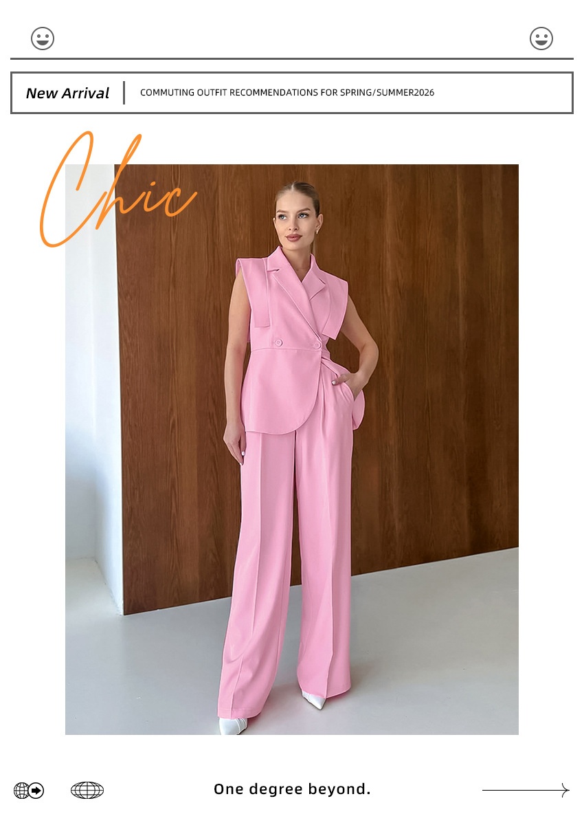 Completo da donna rosa composto da canotta senza maniche e pantaloni a gamba larga.