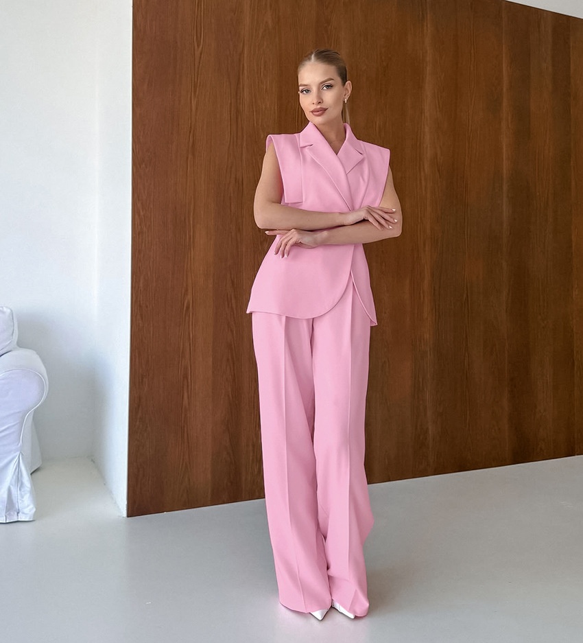 Completo da donna rosa composto da canotta senza maniche e pantaloni a gamba larga.
