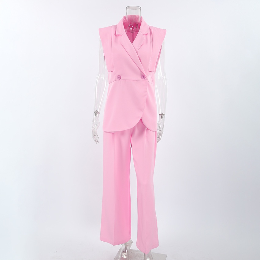 Completo da donna rosa composto da canotta senza maniche e pantaloni a gamba larga.