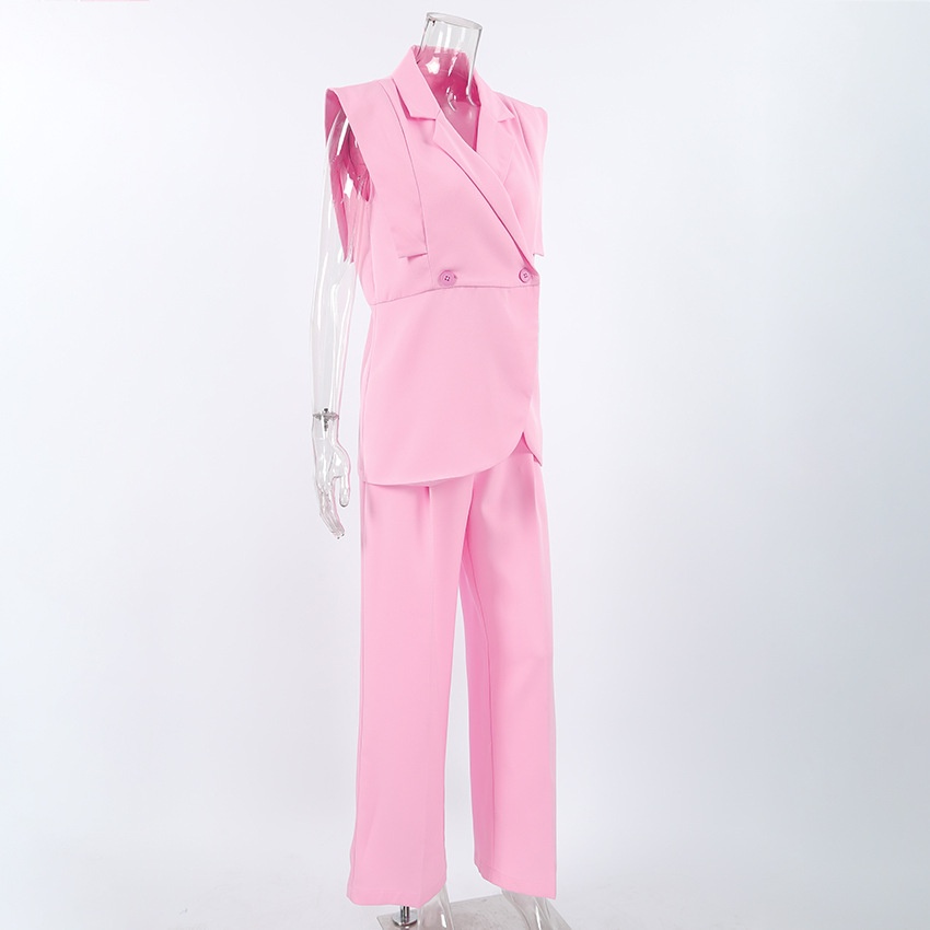 Completo da donna rosa composto da canotta senza maniche e pantaloni a gamba larga.