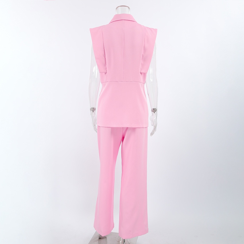 Completo da donna rosa composto da canotta senza maniche e pantaloni a gamba larga.
