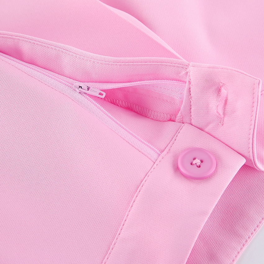 Completo da donna rosa composto da canotta senza maniche e pantaloni a gamba larga.