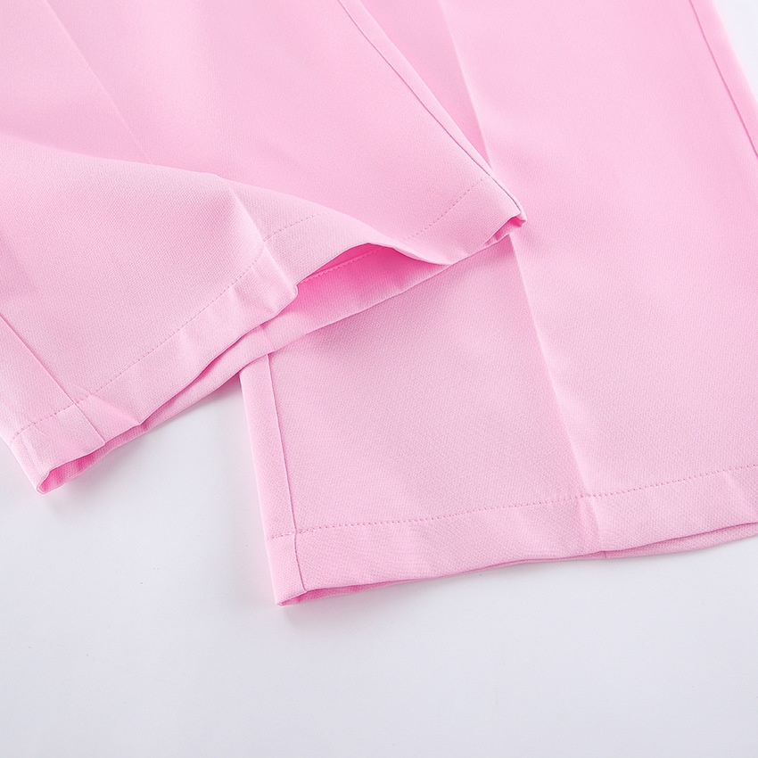 Completo da donna rosa composto da canotta senza maniche e pantaloni a gamba larga.