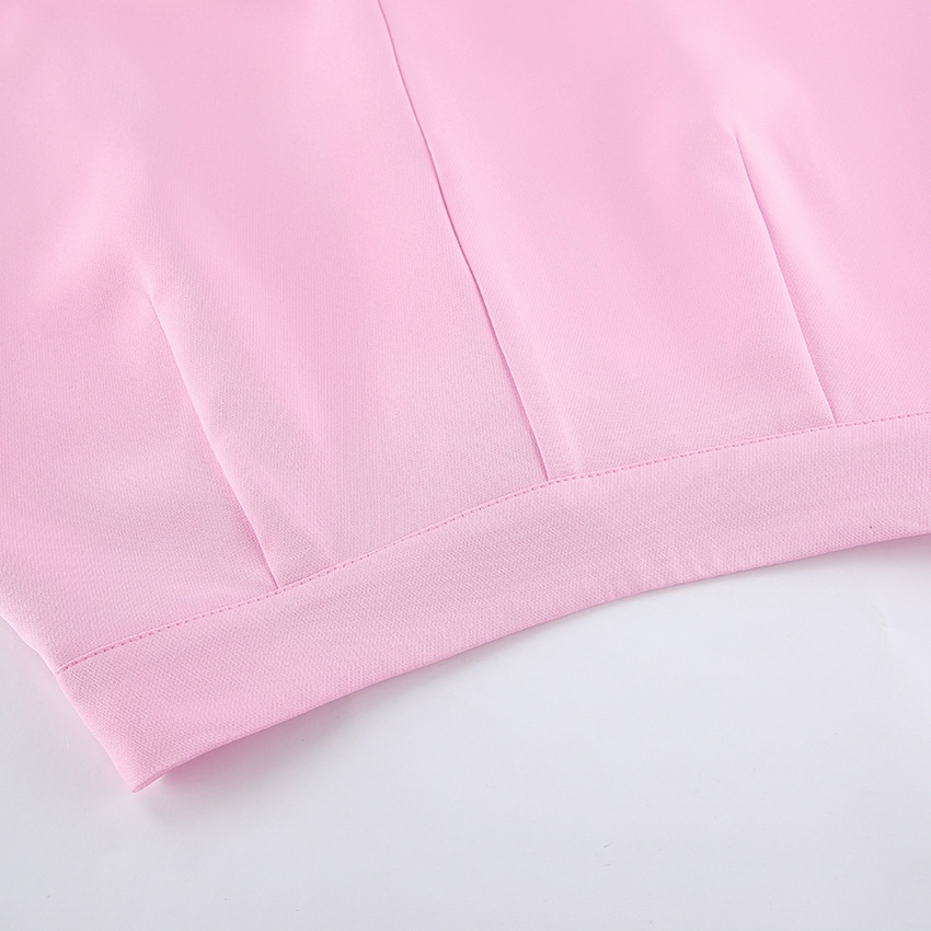 Completo da donna rosa composto da canotta senza maniche e pantaloni a gamba larga.