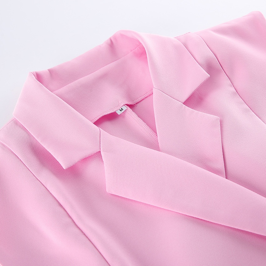 Completo da donna rosa composto da canotta senza maniche e pantaloni a gamba larga.