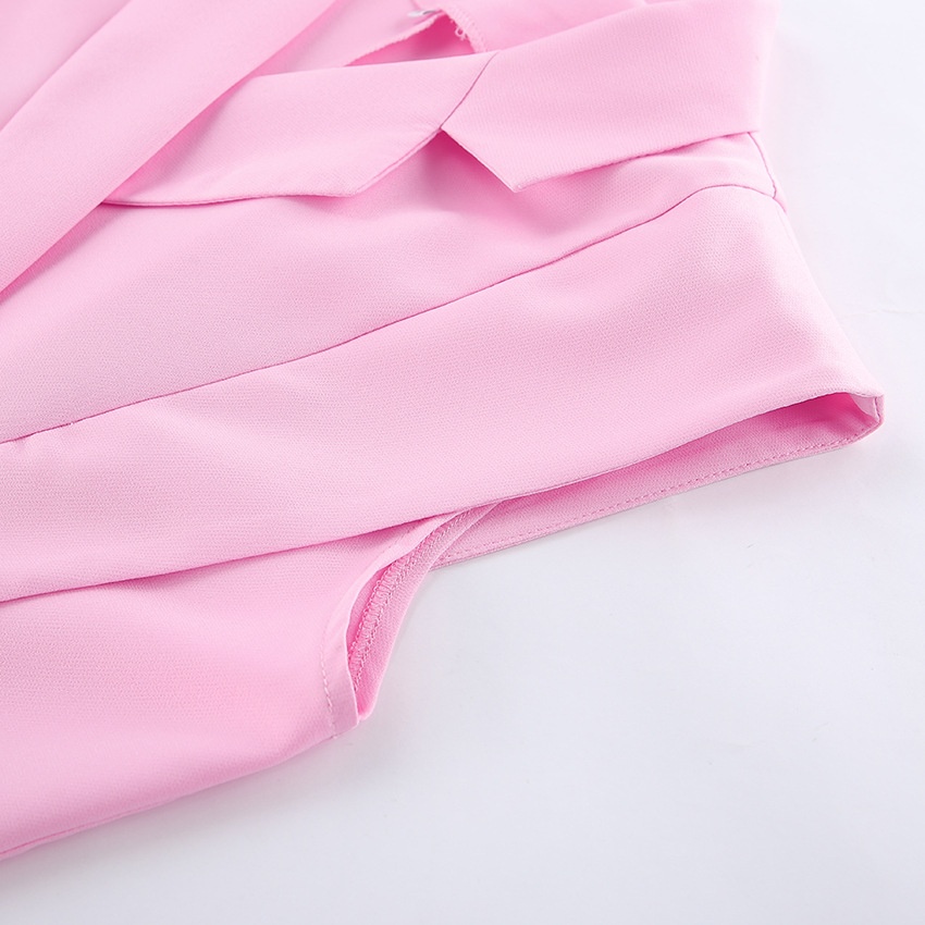 Completo da donna rosa composto da canotta senza maniche e pantaloni a gamba larga.