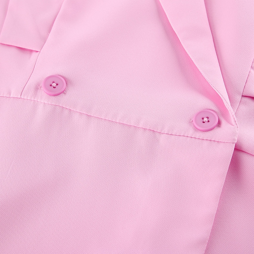 Completo da donna rosa composto da canotta senza maniche e pantaloni a gamba larga.