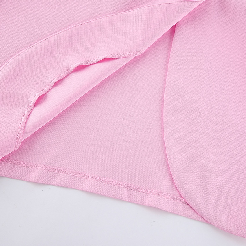 Completo da donna rosa composto da canotta senza maniche e pantaloni a gamba larga.