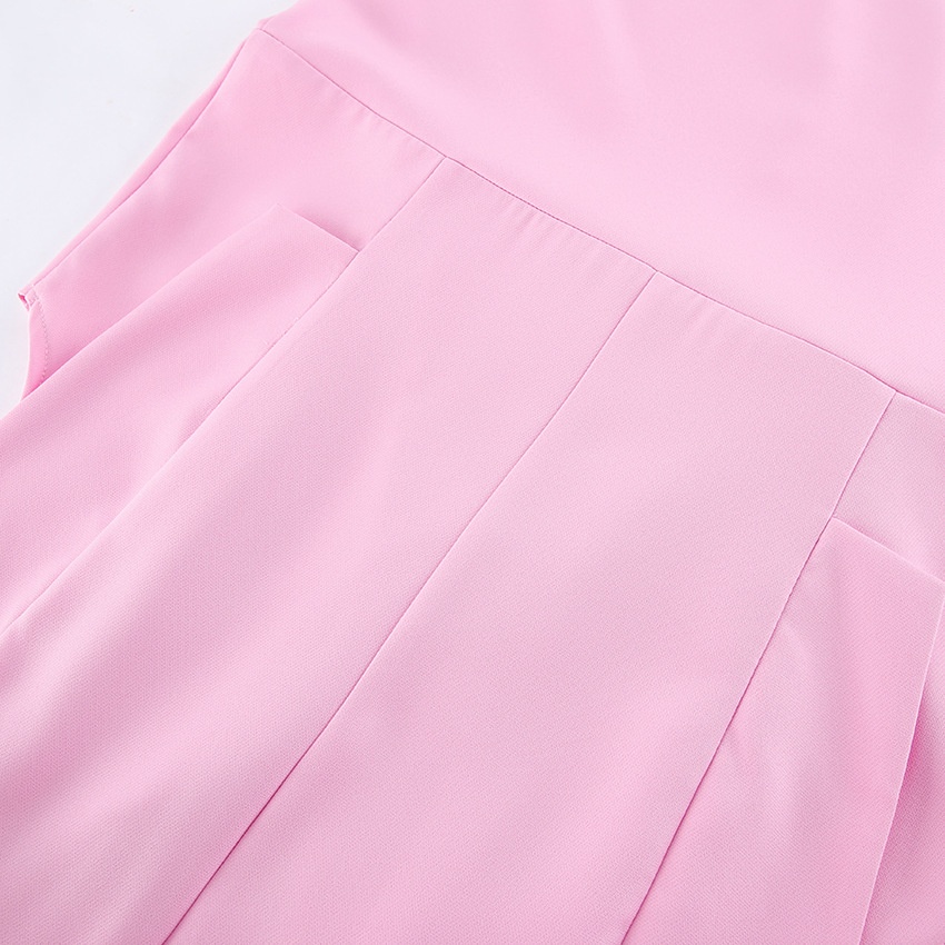 Completo da donna rosa composto da canotta senza maniche e pantaloni a gamba larga.