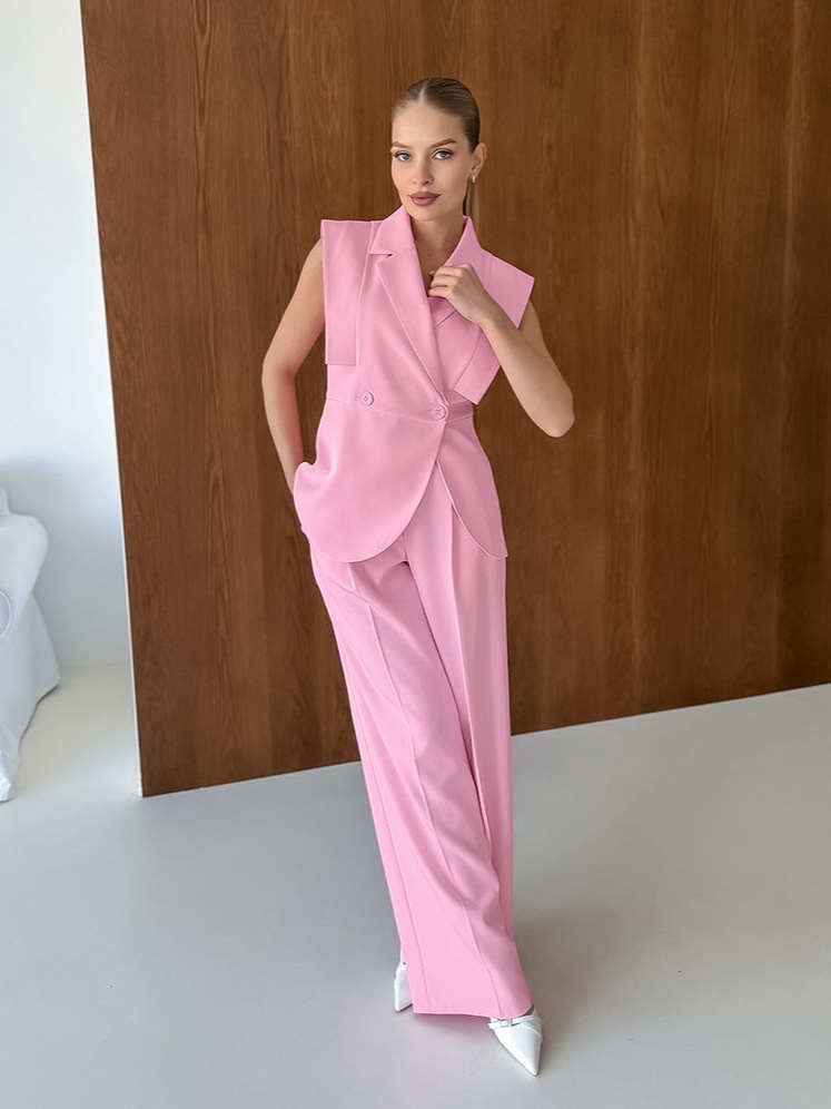 Completo da donna rosa composto da canotta senza maniche e pantaloni a gamba larga.