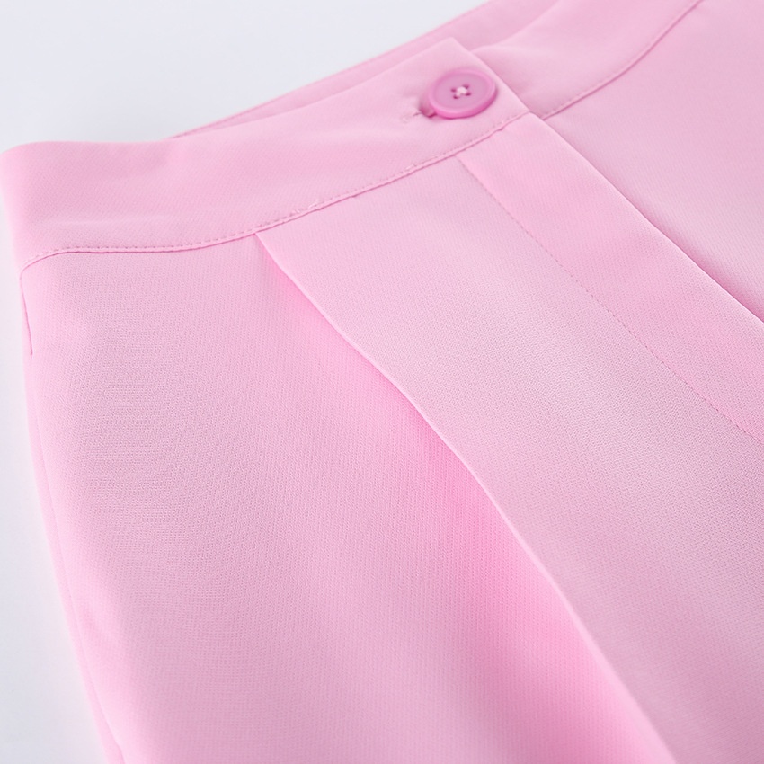 Completo da donna rosa composto da canotta senza maniche e pantaloni a gamba larga.
