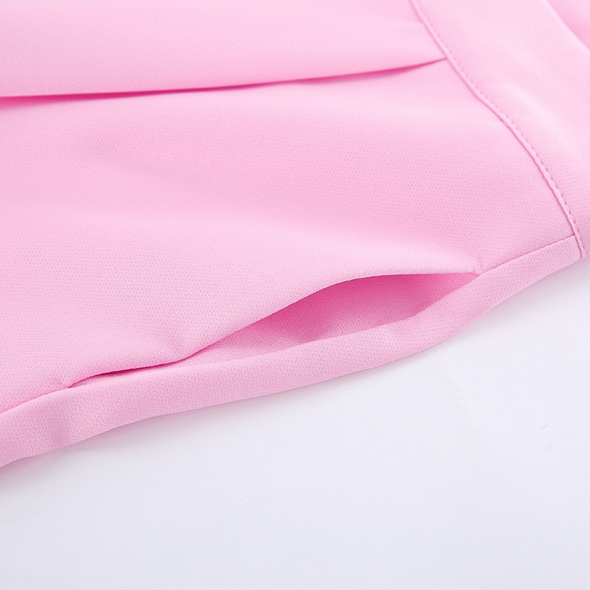 Completo da donna rosa composto da canotta senza maniche e pantaloni a gamba larga.