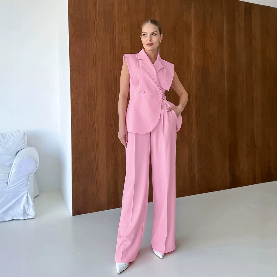 Completo da donna rosa composto da canotta senza maniche e pantaloni a gamba larga.