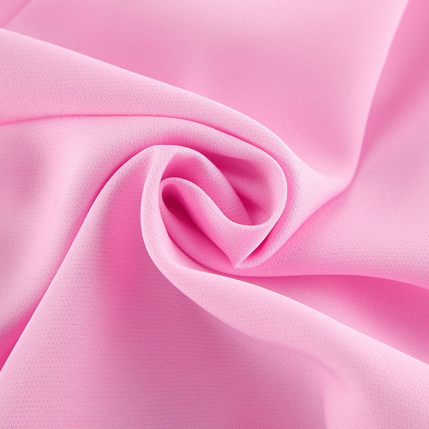 Completo da donna rosa composto da canotta senza maniche e pantaloni a gamba larga.