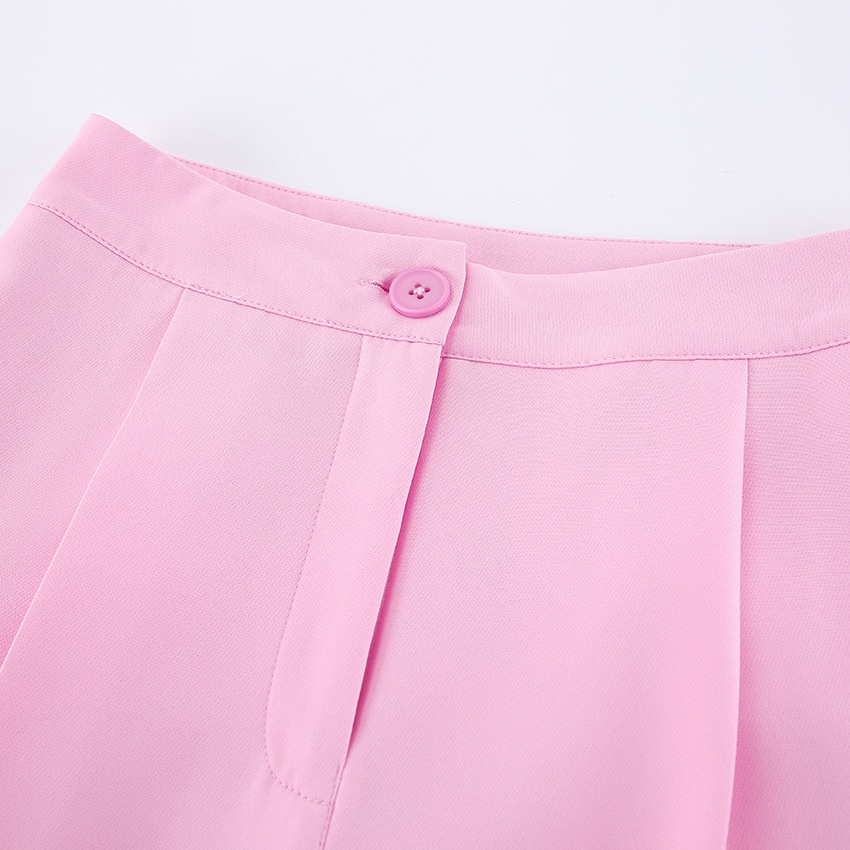 Completo da donna rosa composto da canotta senza maniche e pantaloni a gamba larga.