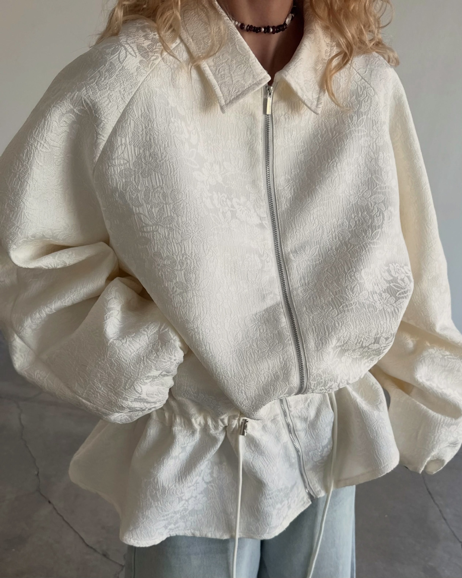Giacca con zip e coulisse in jacquard floreale