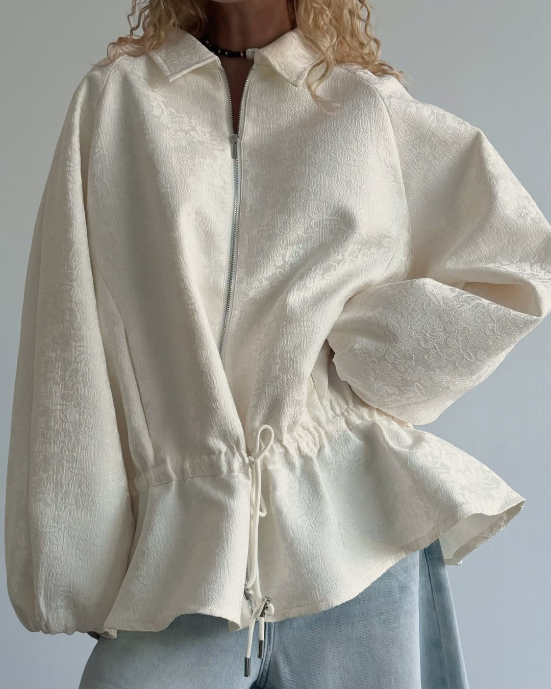 Giacca con zip e coulisse in jacquard floreale