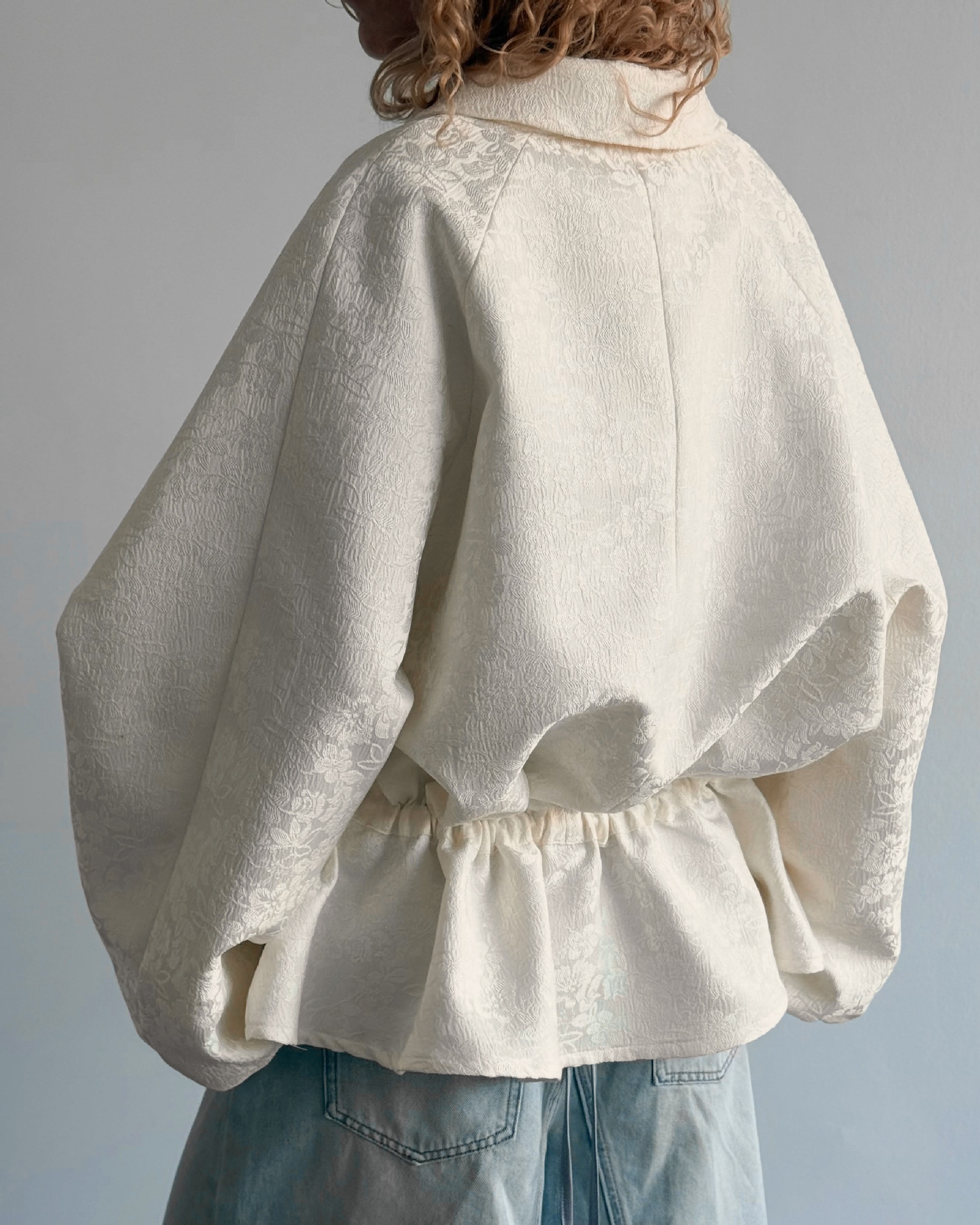 Giacca con zip e coulisse in jacquard floreale