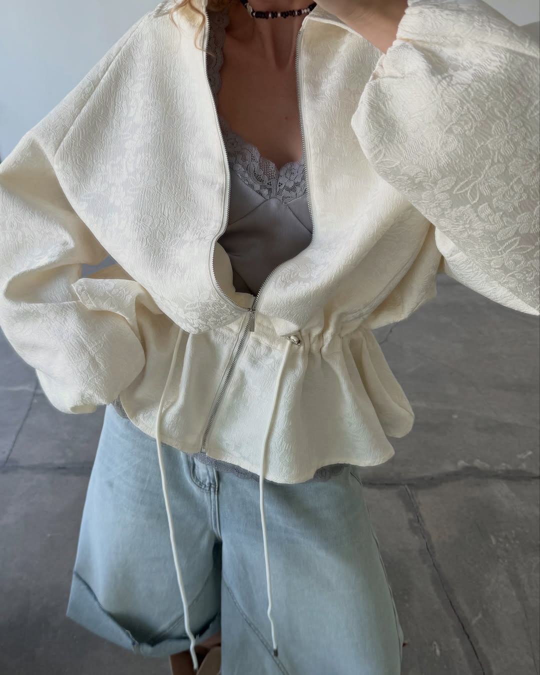Giacca con zip e coulisse in jacquard floreale