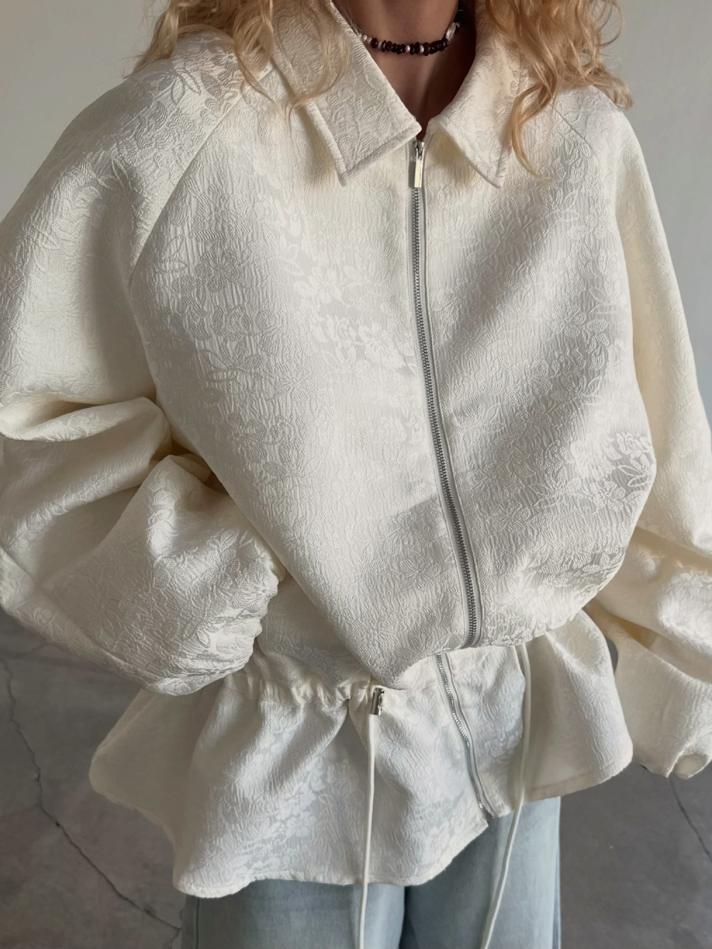 Giacca con zip e coulisse in jacquard floreale