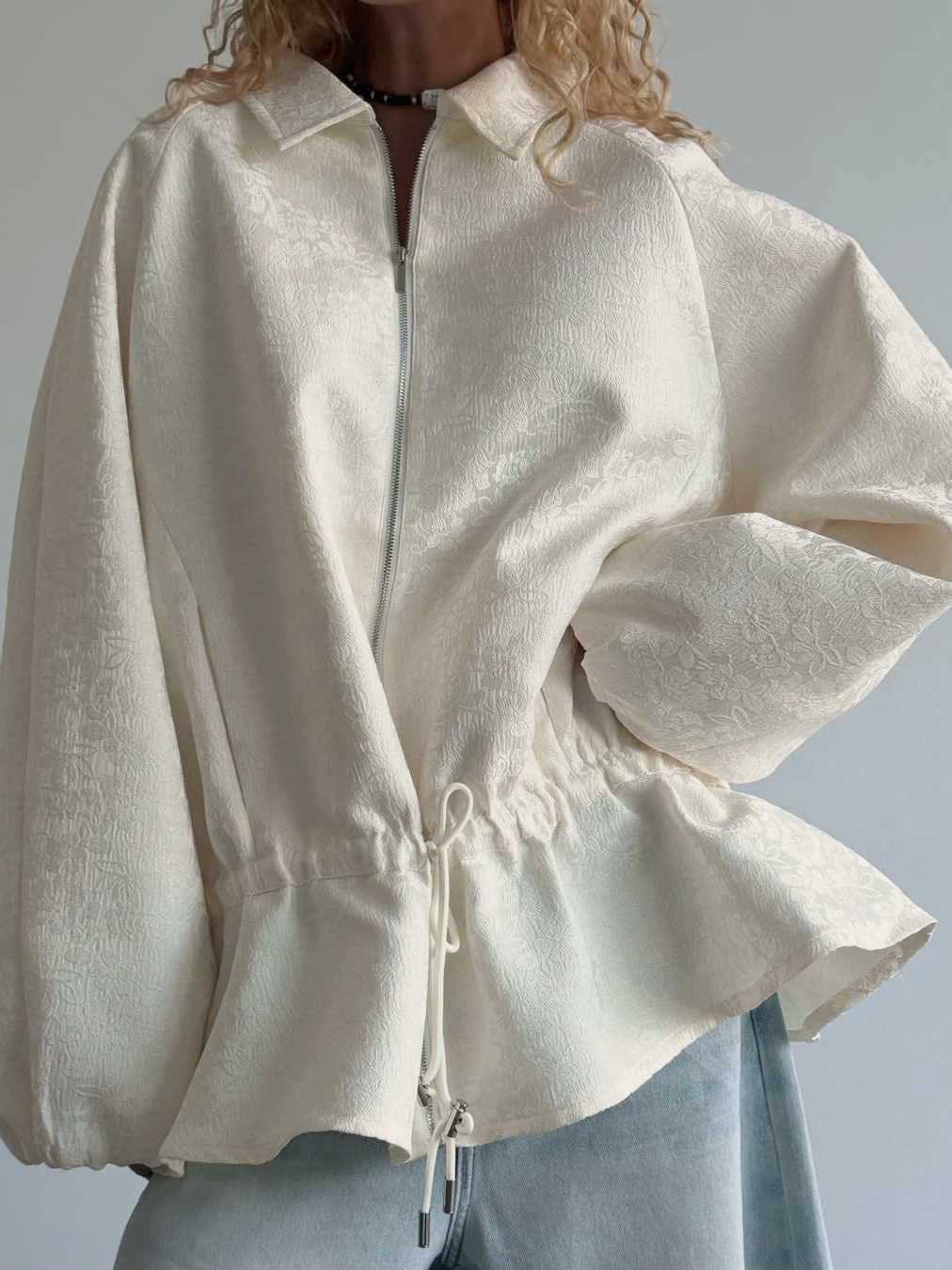 Giacca con zip e coulisse in jacquard floreale