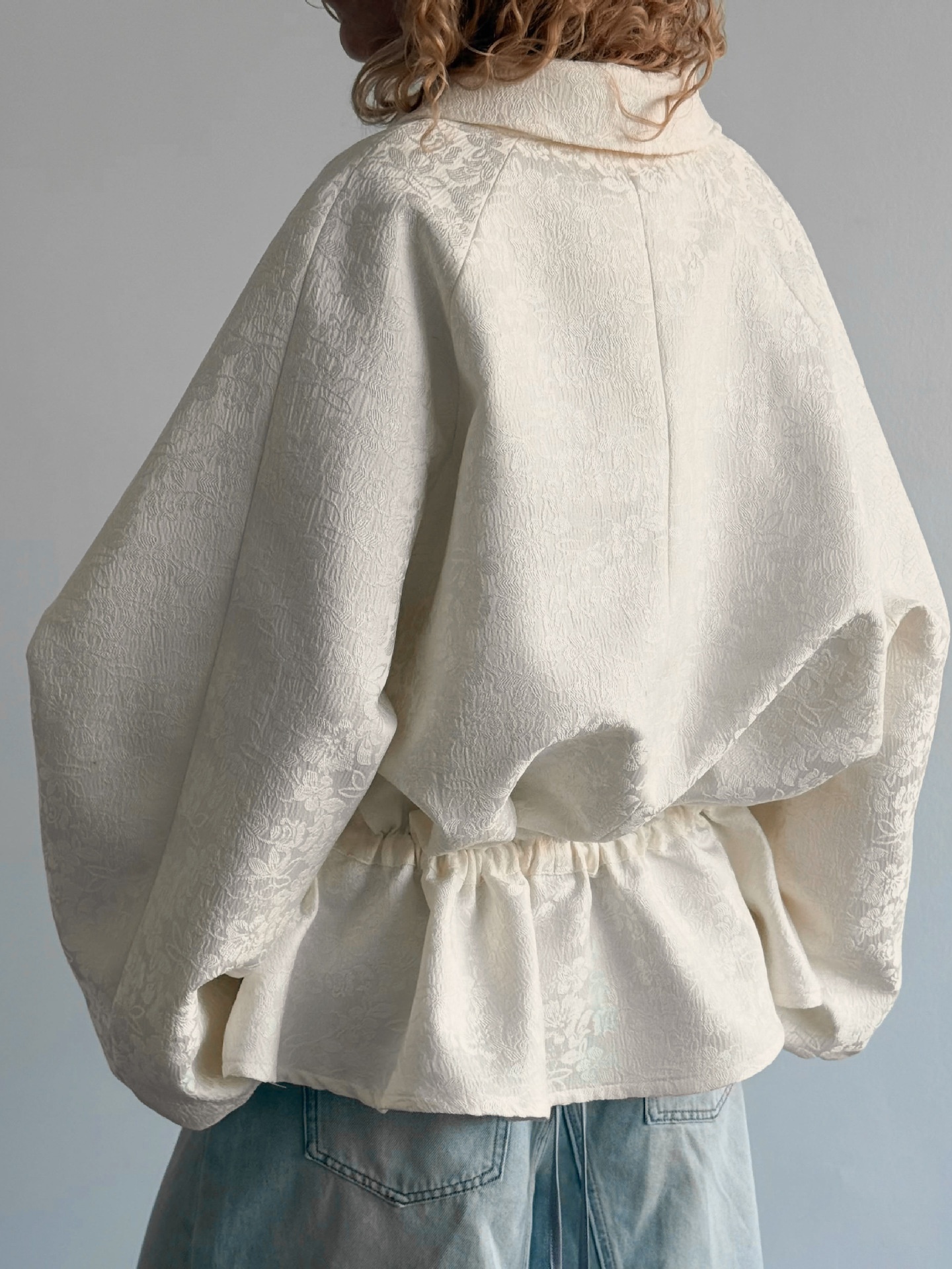Giacca con zip e coulisse in jacquard floreale