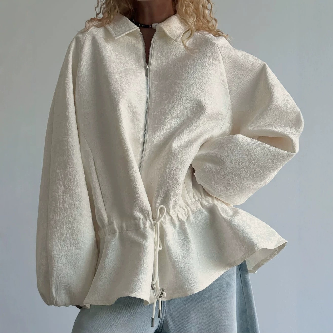 Giacca con zip e coulisse in jacquard floreale
