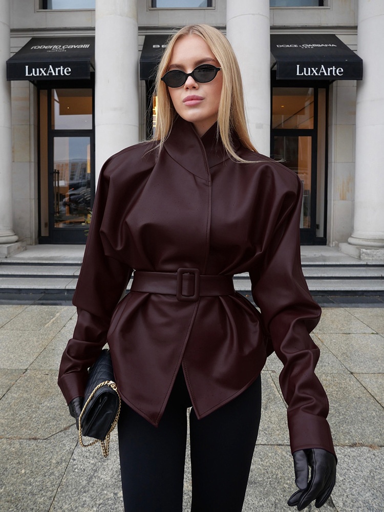 Giacca peplum da donna in similpelle color rosso vino con cintura.