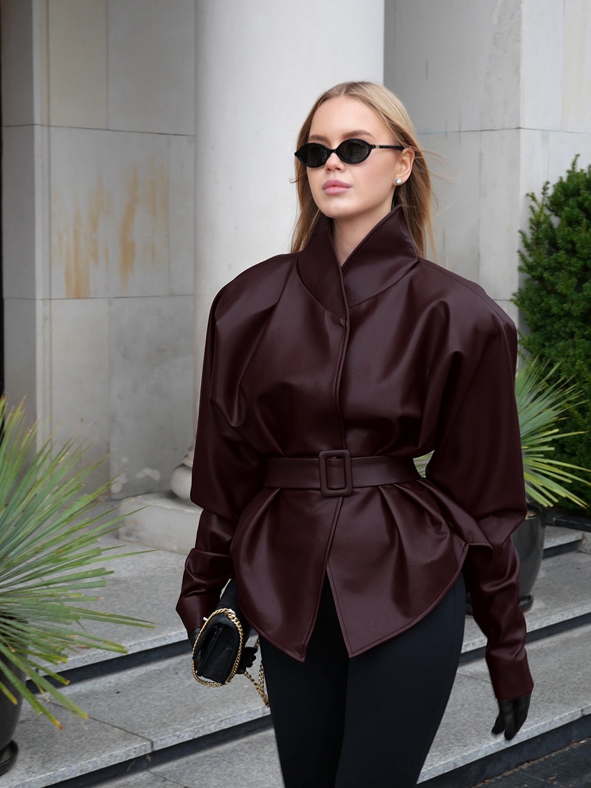 Giacca peplum da donna in similpelle color rosso vino con cintura.